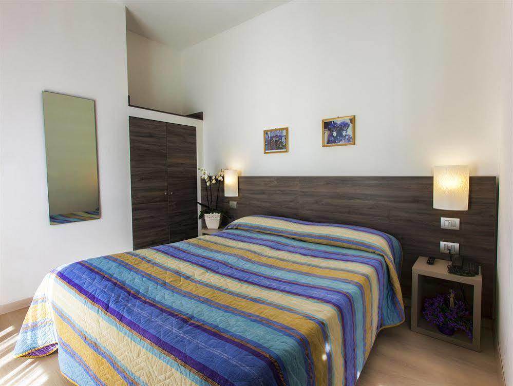 לידו די ג'סולו Hotel Sofia מראה חיצוני תמונה