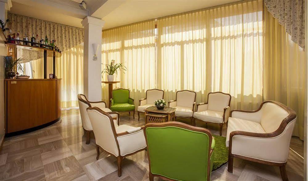 לידו די ג'סולו Hotel Sofia מראה חיצוני תמונה